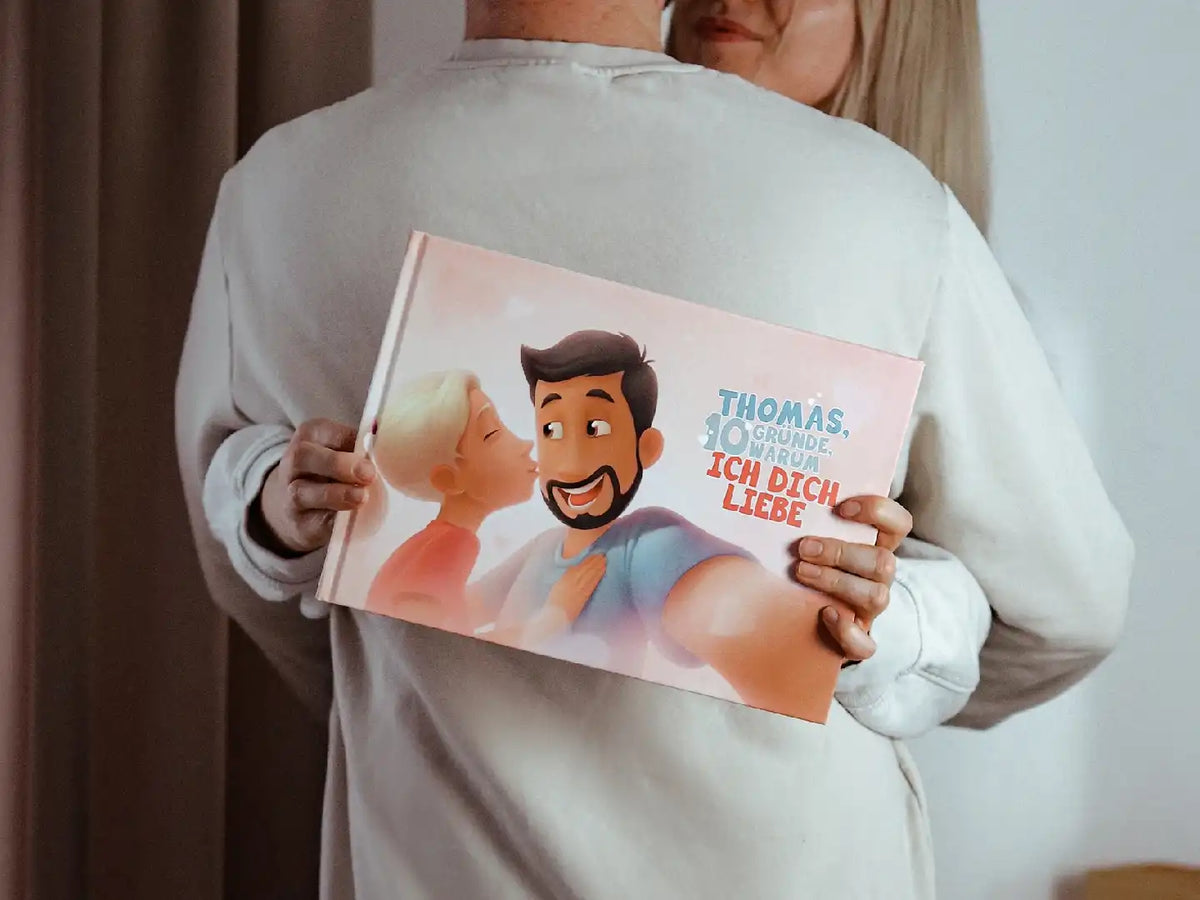 Verliebte Paare kuscheln, während sie ihr romantisches Geschenk, ein personalisiertes Buch mit ihren Namen im Inneren des Buches, genießen.	