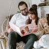 Frau und Mann lesen ein einzigartiges personalisiertes Buch zum Valentinstag.	