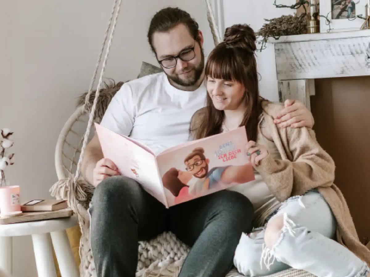Frau und Mann lesen ein einzigartiges personalisiertes Buch zum Valentinstag.	