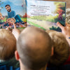 Väter und Kinder sind glücklich, wenn sie ein Buch lesen, das nur von ihnen handelt.