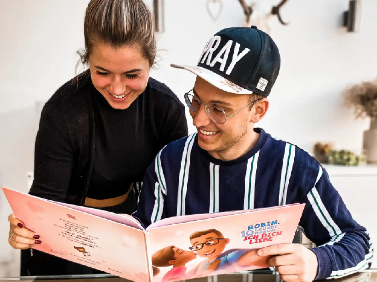 Dieses Paar hat das richtige Geschenk für ihren Partner zum Valentinstag gefunden: das personalisierte Buch Hurra Helden.			