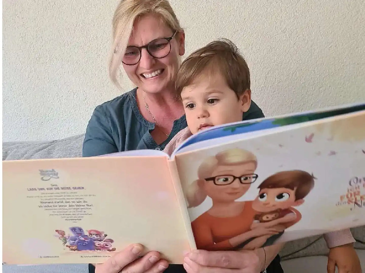 Eine Großmutter liest mit ihrem Enkelsohn das beste Geschenk für Omas, ein personalisiertes Buch von Hurra Helden. 
