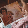 Eine Oma wird zum Muttertag überrascht mit dem personalisierten Buch für Großmütter. 