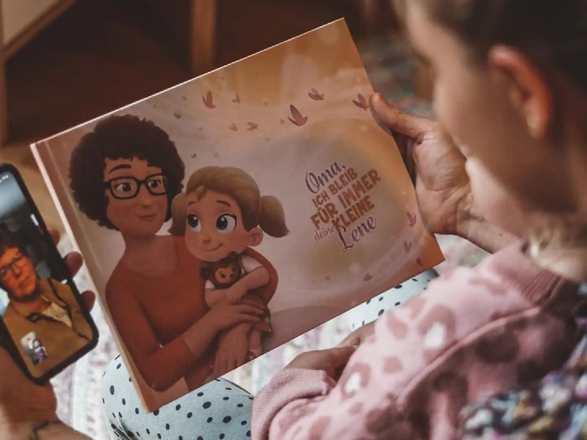 Eine Oma wird zum Muttertag überrascht mit dem personalisierten Buch für Großmütter. 