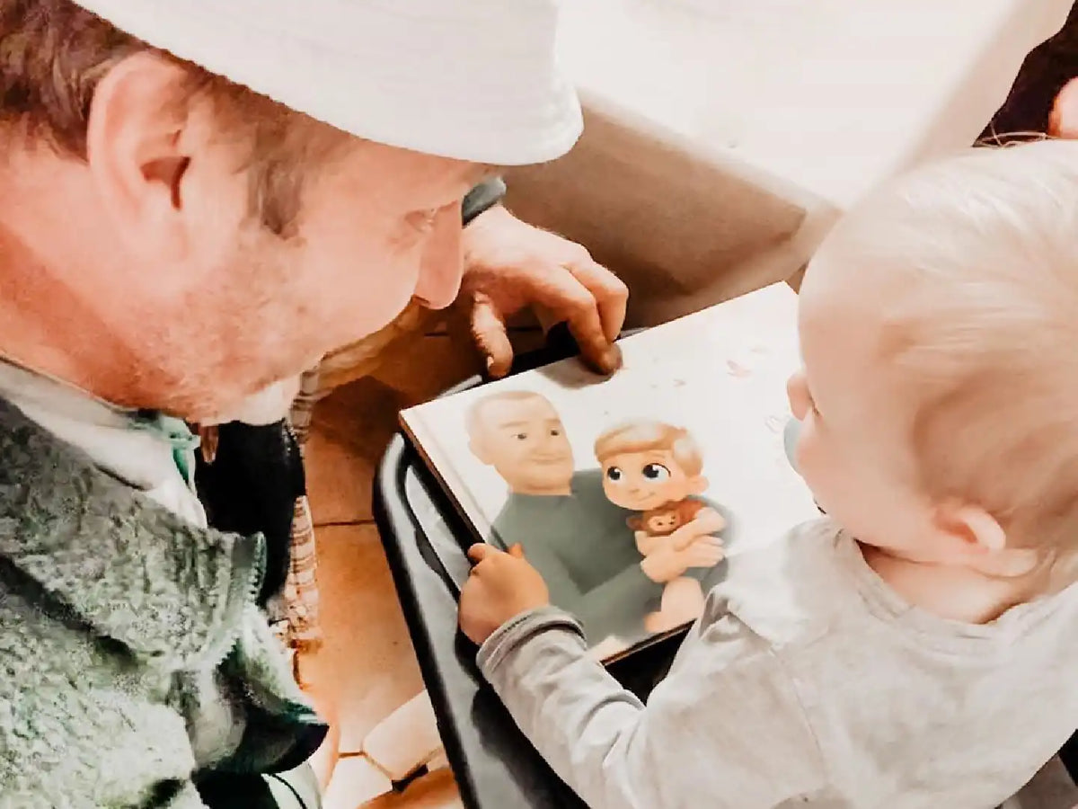 Ein Großvater zeigt seinem Enkel das schönste Geschenk für Opas und Enkelkinder von Hurra Helden. 