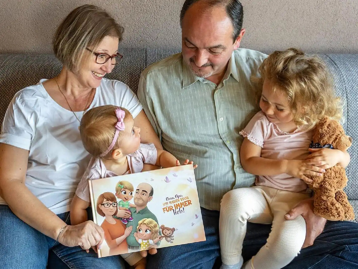 Lachende Großeltern und Enkelkinder die sich über ihr personalisiertes Buch freuen. 