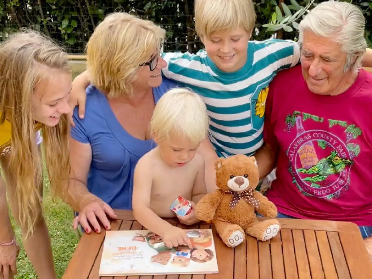 Großeltern mit drei Kindern erfreuen sich an ihrem personalisierten Buch von Hurra Helden. 