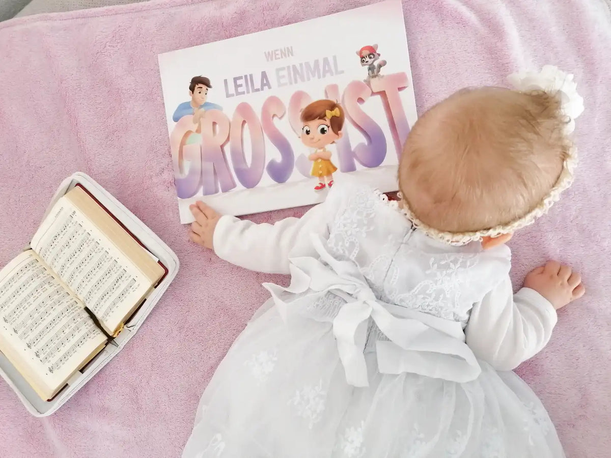 Ein kleines Mädchen mit ihrem personalisierten Buch, dem schönsten Geschenk zum Vatertag. 