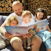 Kinder zeigen auf ihre Illustrationen in diesem personalisierten Buch, das das beste Geschenk zum Vatertag ist.
