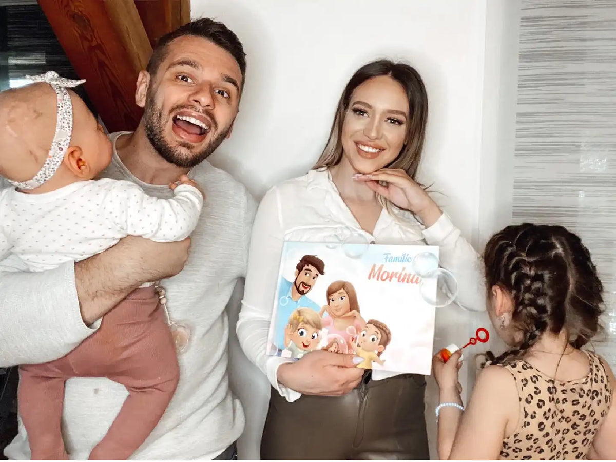 Ein Vater, Mutter und zwei Töchter posieren mit ihrem neuen Buch für Familien von Hurra Helden. 