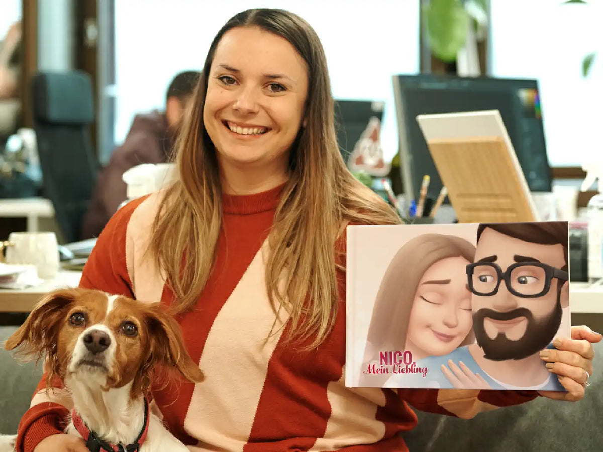 Eine Frau hält das personalisierte Buch für Paare, ein perfektes Geschenk für jede Gelegenheit.  