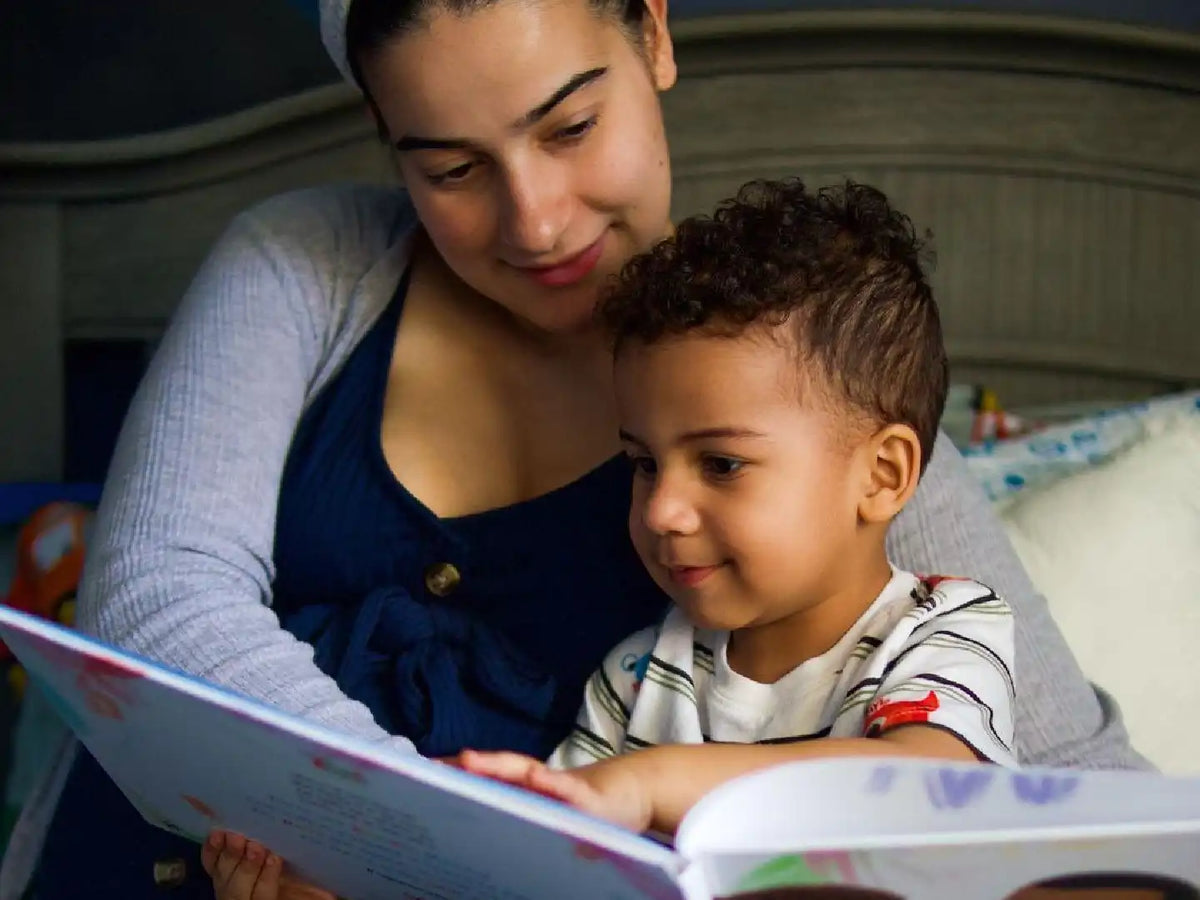 Eine Mutter und ihr Sohn lesen das personalisierte Buch für Mamas von Hurra Helden. 