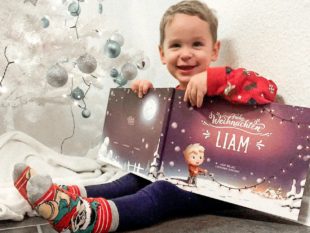 Ein Kind freut sich über sein personalisiertes Buch zu Weihnachten von Hurra Helden. 