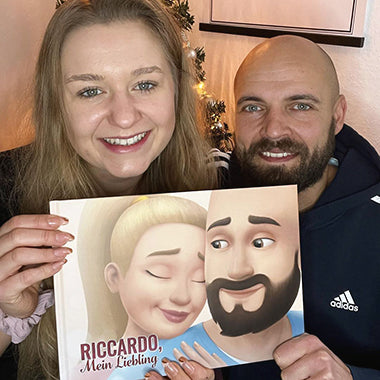Ein lächelndes Pärchen mit ihrem ganz persönlichen Liebesbuch, das beste Geschenk für Freunde oder Männer.