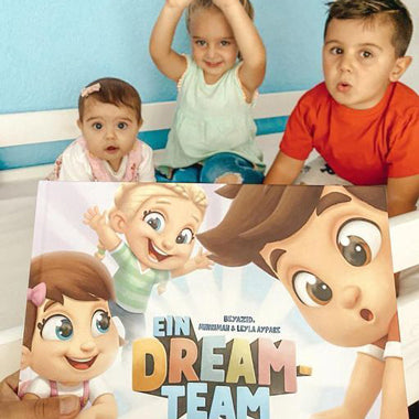 Drei Geschwister lesen ihr neues personalisiertes Buch von Hurra Helden mit dem Titel „Ein Dreamteam“.
