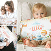 Kinder mit einem personalisierten Geburtstagsbuch, das ein tolles Geschenk ist.