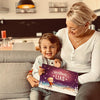 Mama und Kind genießen die gemeinsame Zeit mit einem personalisierten Weihnachtsbuch von Hurra Helden.