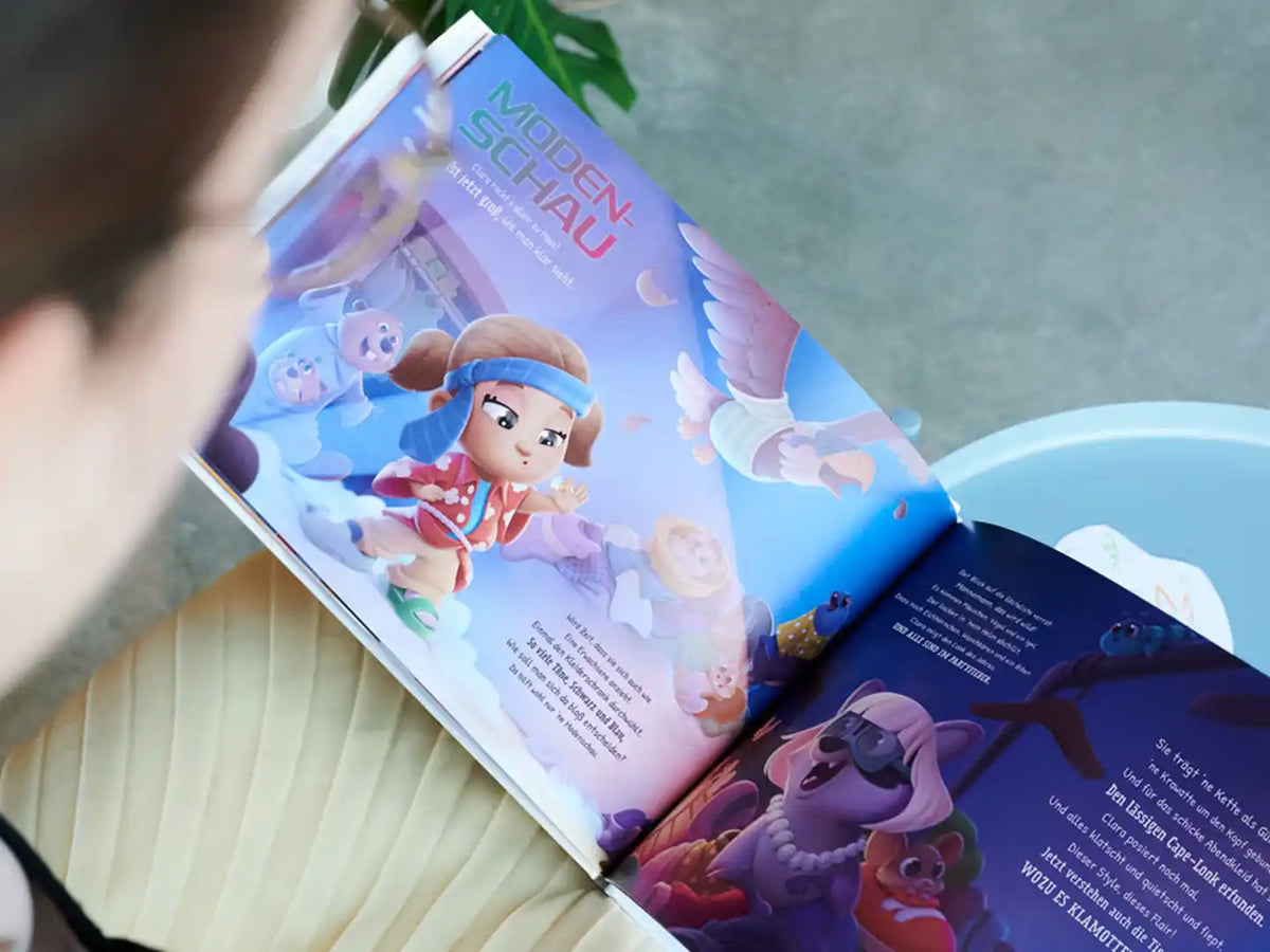 Urkomische Illustration aus dem personalisierten Buch „Allein zu Hause“, über Kinder, die eine Modenschau veranstalten, was auch ein tolles Geburtstagsgeschenk ist.