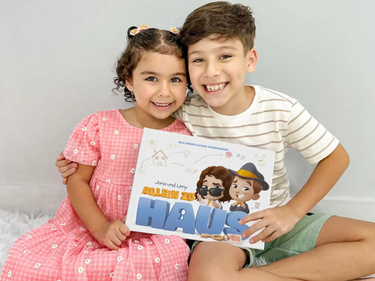 Bruder und Schwester freuen sich über ihr neues personalisiertes Buch „Robyn und Lincoln sind allein zu Hause“.