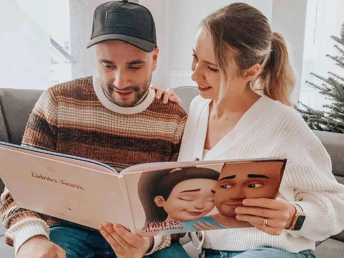 Ein Paar liest sein personalisiertes Buch für Paare.