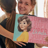 Ein lächelndes Mädchen mit ihrem neuen personalisierten Buch, das ein Geschenk ihrer Freundin war.