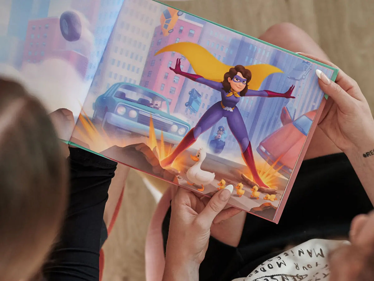 Eine Illustration, die Ihren Freund in diesem personalisierten Buch als den Helden zeigt, der immer den Tag rettet.