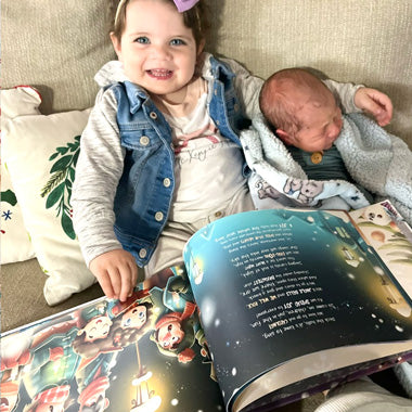 Zwei Kinder haben zu Weihnachten ein personalisiertes Buch über Weihnachten bekommen, in dem sie Stars der Geschichte sind.