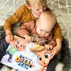 Zwei Jungs lesen ihr neues personalisiertes Geschwisterbuch von Hurra Helden, in dem sie selbst die Hauptrolle spielen.