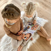 Zwei Mädchen lesen das personalisierte Buch „Ein Dreamteam“ von Hurra Helden, in dem sie die Hauptrolle spielen.