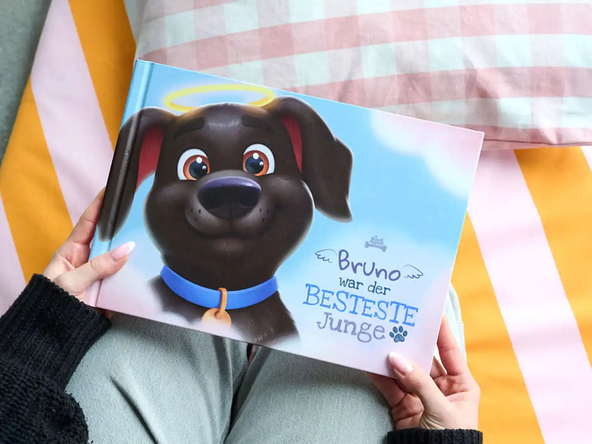 Großaufnahme des personalisierten Gedenkbuchs „Bruno war der BESTESTE Junge“ mit einem Cartoon-Hund mit Heiligenschein – ein rührendes Erinnerungsbuch für verstorbene Hunde.
