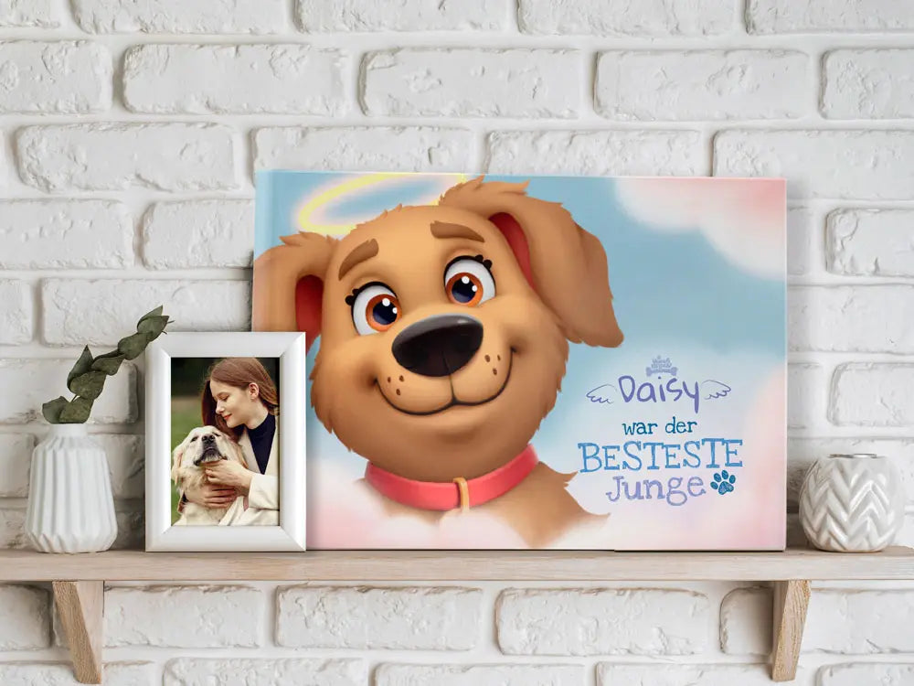Personalisierte Memorial-Leinwand mit dem Titel „Daisy war der BESTESTE Junge“ neben einem gerahmten Foto des Besitzers mit seinem Hund – eine stilvolle Hommage an einen geliebten Vierbeiner.