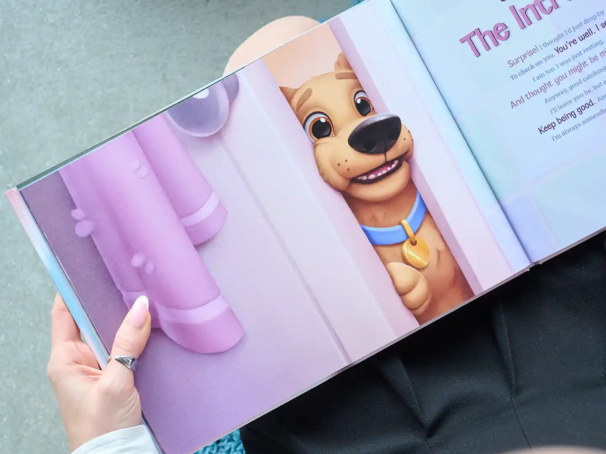Nahaufnahme einer illustrierten Seite aus dem personalisierten Hunde-Erinnerungsbuch, auf der ein niedlicher gezeichneter Hund fröhlich durch eine Tür lugt – ein rührendes Andenken für trauernde Hundebesitzer.