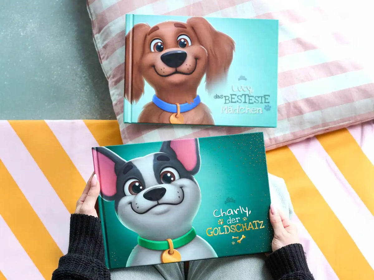 Zwei personalisierte Hundebücher – „Lucy, das BESTESTE Mädchen“ und „Charly, der GOLDSCHATZ“ – präsentiert auf einem gemütlichen Pastell-Hintergrund, passend zu ihren echten vierbeinigen Vorbildern.
