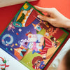 Eine bunte, lebhafte Seite mit dem Weihnachtsmann auf dem Rummel aus dem personalisierten Buch für Kinder