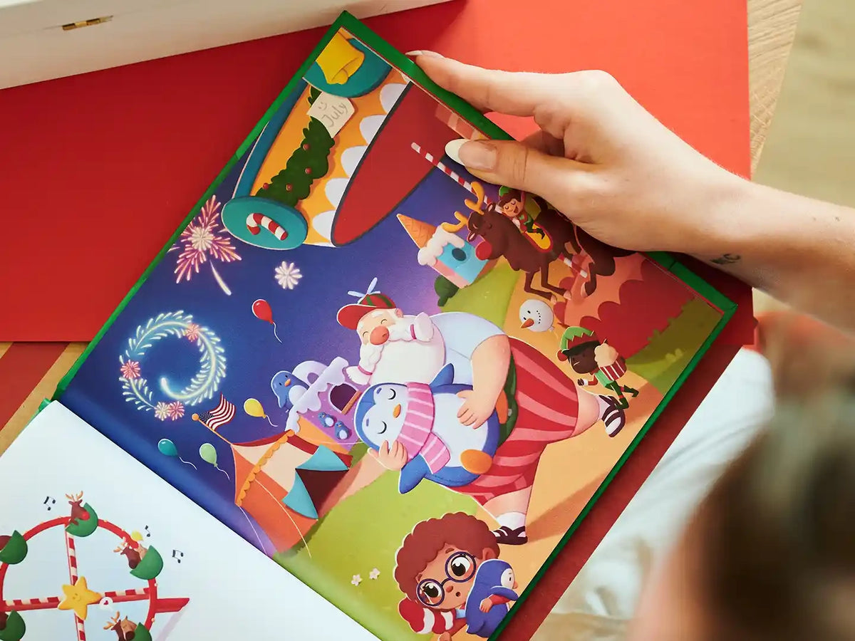 Eine bunte, lebhafte Seite mit dem Weihnachtsmann auf dem Rummel aus dem personalisierten Buch für Kinder